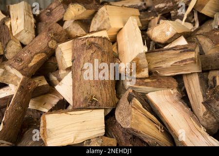 Les bûches qui ont été fractionnées avec une hache qui sera placé dans un magasin de bois pour sécher au cours de l'été comme combustible pour un poêle à bois. Angleterre GB Banque D'Images