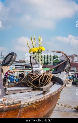 Fleurs décoration un bateau sur le Mékong. Banque D'Images