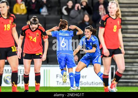 Milton Keynes, Royaume-Uni. 16th févr. 2023. Milton Keynes, Angleterre, 16 février 2023: Manuela Giugliano (6 Italie) célèbre après avoir marqué le premier but de l'équipe avec ses coéquipiers lors du match de football de la coupe Arnold Clark entre l'Italie et la Belgique au stade MK à Milton Keynes, en Angleterre. (Kevin Hodgson /SPP) crédit: SPP Sport Press photo. /Alamy Live News Banque D'Images