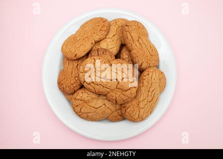 Assiette blanche avec biscuit de thé lettre S typique au Portugal Banque D'Images