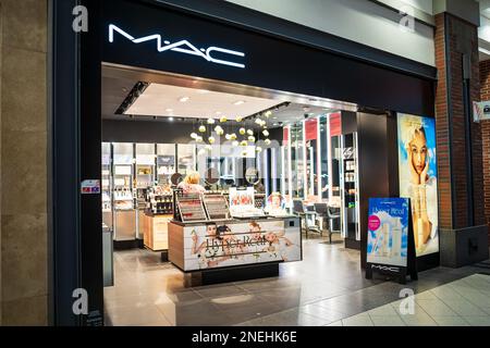 Entrée du magasin de beauté Mac Cosmetics avec logo dans le centre commercial. Mac fait partie du groupe Estee Lauder Companies. Budapest, Hongrie - 3 février 2023. Banque D'Images