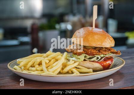 Un délicieux hamburger de poulet pané de style KFC servi avec des frites Banque D'Images