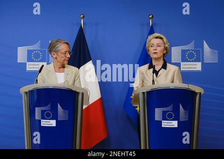 Bruxelles, Belgique. 16th févr. 2023. La première ministre française Elisabeth borne prend la parole lors d'une conférence de presse conjointe avec le président de la Commission européenne, Ursula von der LEYEN, au siège de l'UE à Bruxelles, en Belgique, sur 16 février 2023. Crédit: ALEXANDROS MICHAILIDIS/Alamy Live News Banque D'Images