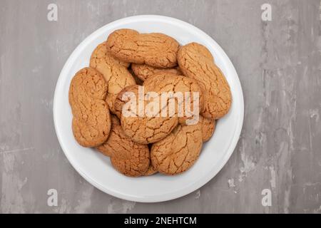 Assiette blanche avec biscuit de thé lettre S typique au Portugal Banque D'Images