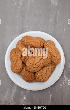 Assiette blanche avec biscuit de thé lettre S typique au Portugal Banque D'Images