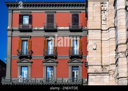 Photo de vieux bâtiments à la belle architecture historique dans le sud de l'Italie à Naples, Italie Banque D'Images