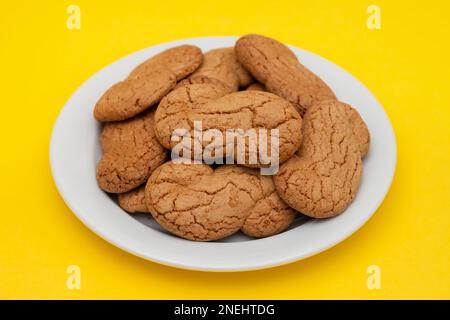 Assiette blanche avec biscuit de thé lettre S typique au Portugal Banque D'Images