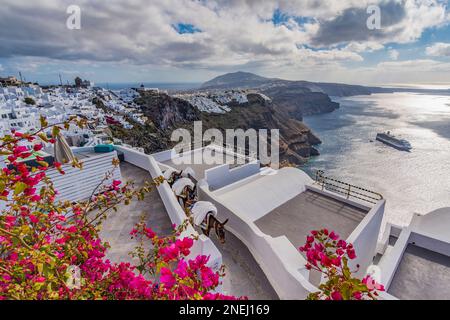 Vue panoramique sur la caldeira depuis le village d'Imerovigli, Santorin Banque D'Images