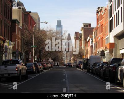 Une vue sur Arch Street dans la vieille ville vers le Comcast Center dans le centre ville de Philadelphie. Banque D'Images