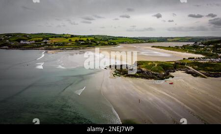 Ciel gris, plage d'Inchydoney et Cap Virgin Mary en été. Le célèbre site touristique irlandais. Pittoresque côte irlandaise, vue de dessus. Banque D'Images