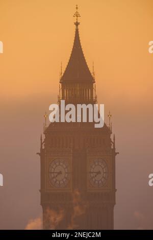 Heavy Mist surplombe le capitole britannique. Banque D'Images