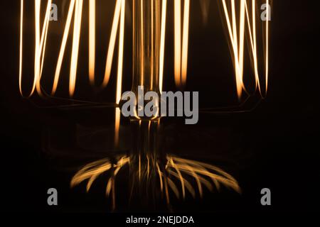 Détails d'une lampe au tungstène illuminant dans un arrière-plan photo macro sombre avec mise au point douce sélective Banque D'Images