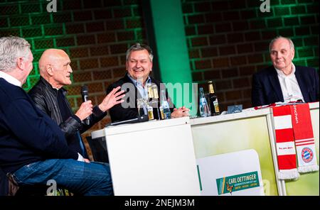 Hanovre, Allemagne. 16th févr. 2023. Dieter Schatzschneider (l-r), ancien joueur et entraîneur de football, actionnaire majoritaire Martin Kind de Hanovre 96, Christoph Dannowski, Neue presse, et Ulrich 'Uli' Hoeneß, président honoraire du FC Bayern Munich, se parlent mutuellement dans le cadre de la série de discussions 'Anstoß' de Neue presse. Credit: Moritz Frankenberg/dpa/Alay Live News Banque D'Images