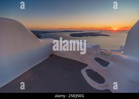 Coucher de soleil sur la caldeira vu d'une terrasse donnant sur la mer, Santorin Banque D'Images