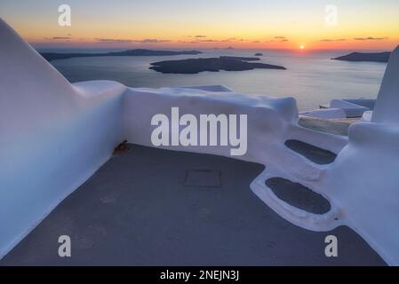 Coucher de soleil sur la caldeira vu d'une terrasse donnant sur la mer, Santorin Banque D'Images