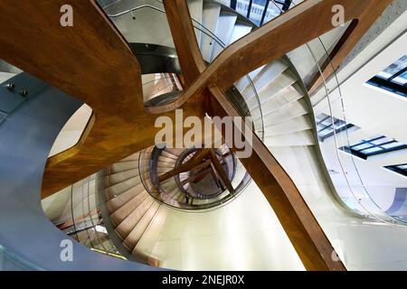 Escalier en colimaçon vu d'en haut et avec éclairage artificiel. Fibonacci en spirale. Rapport d'or. Banque D'Images