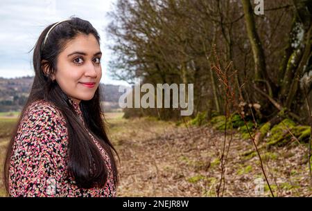 Une femme belle et à la mode passe la journée à prendre sa photo dans les bois du Clatto Country Park de Dundee, en Écosse, au Royaume-Uni Banque D'Images