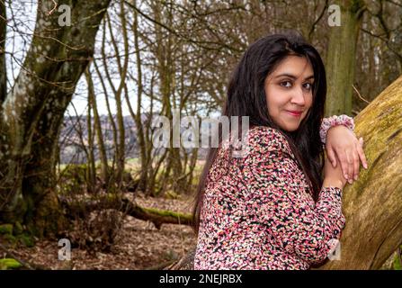 Une femme belle et à la mode passe la journée à prendre sa photo dans les bois du Clatto Country Park de Dundee, en Écosse, au Royaume-Uni Banque D'Images