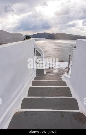 Escalier caractéristique avec de grandes marches grises, Santorin Banque D'Images