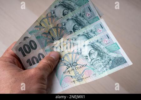 République tchèque 100 korun papier billet dans la main de l'homme. Banque D'Images