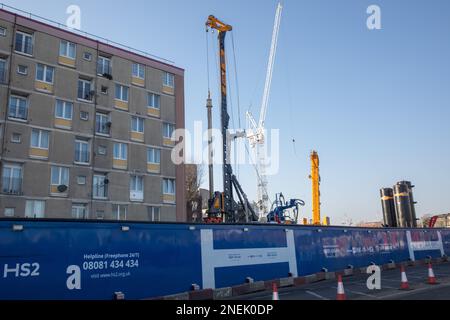 Londres, Royaume-Uni. 15th février 2023. HS2 travaux de construction sont illustrés près de la gare d'Euston. Le 27 janvier, le chancelier de l'Échiquier Jeremy Hunt a informé Euston que le projet de train à grande vitesse devrait atteindre Euston comme prévu à l'origine, suite à des rapports de presse prétendant que la ligne pourrait se terminer à Old Oak Common. Crédit : Mark Kerrison/Alamy Live News Banque D'Images