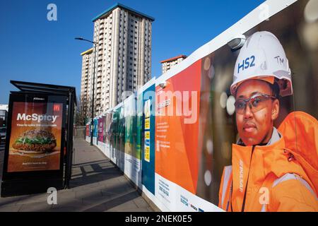 Londres, Royaume-Uni. 15th février 2023. Les expositions marketing autour du chantier de construction de la gare terminale HS2 d'Euston sont illustrées sur fond de la propriété Ampthill Square. Le 27 janvier, le chancelier de l'Échiquier Jeremy Hunt a informé Euston que le projet de train à grande vitesse devrait atteindre Euston comme prévu à l'origine, suite à des rapports de presse prétendant que la ligne pourrait se terminer à Old Oak Common. Crédit : Mark Kerrison/Alamy Live News Banque D'Images