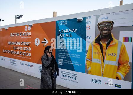 Londres, Royaume-Uni. 15th février 2023. Un membre du public passe des expositions de marketing autour du chantier de construction de la gare terminale HS2 d'Euston. Le 27 janvier, le chancelier de l'Échiquier Jeremy Hunt a informé Euston que le projet de train à grande vitesse devrait atteindre Euston comme prévu à l'origine, suite à des rapports de presse prétendant que la ligne pourrait se terminer à Old Oak Common. Crédit : Mark Kerrison/Alamy Live News Banque D'Images
