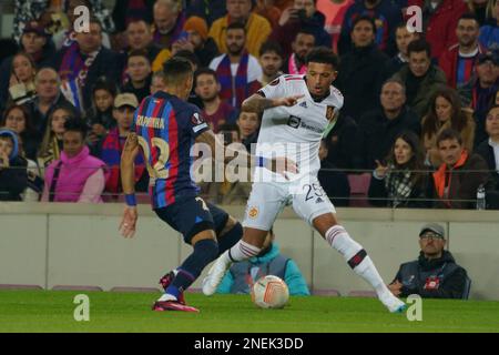 16th février 2023; Nouc Camp, Barcelone, Espagne: UEFA Europa League Play-off, 1st leg, FC Barcelone v Man United at Spotify Camp Nou; Sancho défié par Raphinha de Barcalona Banque D'Images