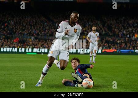 16th février 2023 ; Nouc Camp, Barcelone, Espagne : UEFA Europa League Play-off, 1st LEG, FC Barcelona v Man United à Spotify Camp Nou ; Sancho de Man United est un toboggan attaqué par Gavi Banque D'Images