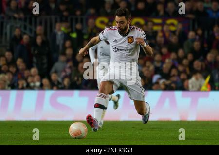 16th février 2023; Nouc Camp, Barcelone, Espagne: UEFA Europa League Play-off, 1st leg , FC Barcelone v Man United at Spotify Camp Nou; Bruno Fernandes avance sur le ballon Banque D'Images