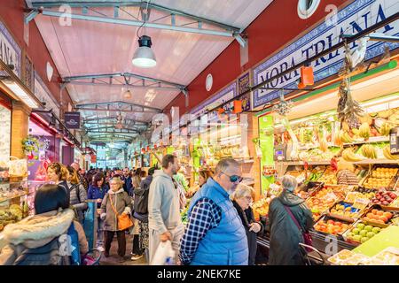 Séville, Espagne - 4 janvier 2023: Intérieur du marché de Triana, un marché couvert pittoresque avec de nombreux étals vendant des produits agricoles, de la viande Banque D'Images