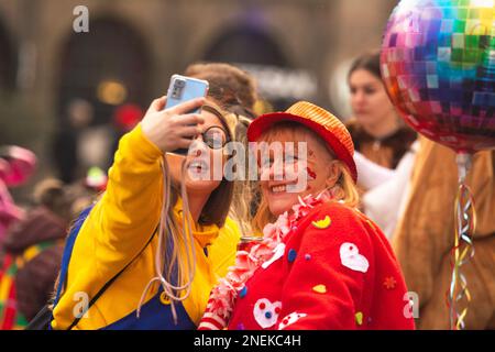 Cologne, Allemagne. 16th févr. 2023. Vues générales des fêtards prenant des photos devant la cathédrale Dom sont vues lors de l'ouverture de la Journée du Carnaval des femmes à Cologne, Allemagne sur 16 février 2023 (photo par Ying Tang/NurPhoto).0 crédit: NurPhoto SRL/Alay Live News Banque D'Images