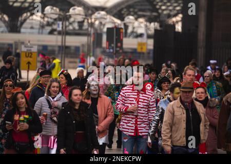 Cologne, Allemagne. 16th févr. 2023. Une vue générale des fêtards est vue autour de la cathédrale de la cathédrale lors de l'ouverture de la Journée du Carnaval des femmes à Cologne, en Allemagne, sur 16 février 2023 (photo de Ying Tang/NurPhoto). Crédit: NurPhoto SRL/Alamy Live News Banque D'Images