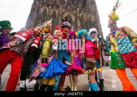 Cologne, Allemagne. 16th févr. 2023. Vues générales des fêtards prenant des photos devant la cathédrale Dom sont vues lors de l'ouverture de la Journée du Carnaval des femmes à Cologne, Allemagne sur 16 février 2023 (photo par Ying Tang/NurPhoto).0 crédit: NurPhoto SRL/Alay Live News Banque D'Images