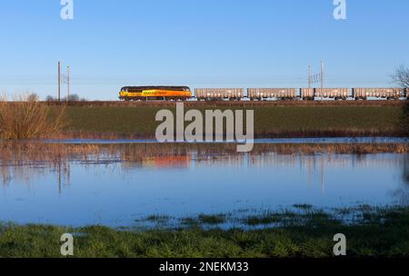 Colas Railfreight classe 56 locomotive diesel 56078 train de transport de wagons de récupération de terres vides sur la ligne principale de la côte est Banque D'Images