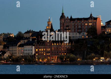 Paysage urbain au coucher du soleil sur le port dans la capitale de la Suède - Stockholm Banque D'Images