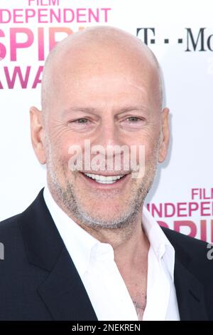 **PHOTO DU FICHIER** la famille de Bruce Willis annonce le diagnostic de démence. SANTA MONICA, CA - 23 FÉVRIER : Bruce Willis au film Independent Spirit Awards 2013 à la plage de Santa Monica sur 23 février 2013 à Santa Monica, Californie. Crédit : MediaPunch Inc Banque D'Images