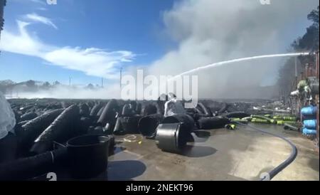 (230216) -- KISSIMMEE (É.-U.), le 16 février 2023 (Xinhua) -- cette capture d'écran vidéo publiée par le service de secours en cas d'incendie du comté d'Osceola montre des pompiers qui travaillent à contenir un incendie massif à Kissimmee, en Floride, aux États-Unis, le 16 février 2023. Les pompiers s'efforcent de contenir jeudi un incendie massif à Kissimmee, dans l'État de Floride, dans le sud-est des États-Unis. L'incendie a éclaté dans une pépinière jeudi tôt, impliquant plus de deux acres de palettes portant des planteurs en plastique, selon les autorités d'urgence. (Osceola County Fire Rescue and EMS/Handout via Xinhua) Banque D'Images