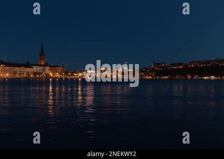 Paysage urbain de nuit au port de la capitale de la Suède - Stockholm Banque D'Images