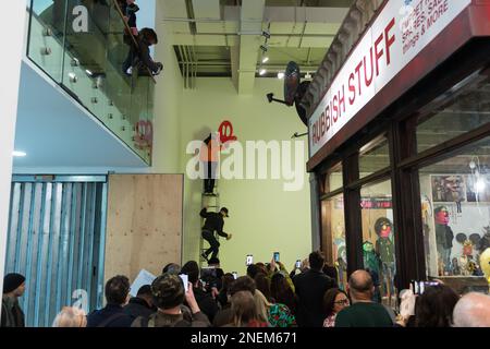 Londres, Royaume-Uni. 16th févr. 2023. LONDRES, ROYAUME-UNI - 16 FÉVRIER 2023 : Les visiteurs regardent Paul Insect peindre le mur à côté de son installation de déchets lors d'une vue de la presse pour Beyond the Streets, la plus complète exposition de graffitis et d'art de rue à ouvrir au Royaume-Uni, à la Saatchi Gallery de Londres, Royaume-Uni sur 16 février 2023. L'exposition (du 17 février au 9 mai 2023) présentera des œuvres de plus de 100 artistes répartis sur les trois étages de la célèbre Saatchi Gallery de Londres. (Photo de Wiktor Szymanowicz/NurPhoto) Credit: NurPhoto SRL/Alay Live News Banque D'Images