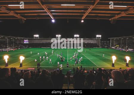 Warrington, Royaume-Uni. 16th févr. 2023. Les Warrington Wolves et les Leeds Rhinos entrent sur le terrain pour commencer la nouvelle saison de la Super League pendant le match de la Super League Round 1 de Betfred Warrington Wolves vs Leeds Rhinos au Halliwell Jones Stadium, Warrington, Royaume-Uni, 16th février 2023 (photo de James Heaton/News Images) à Warrington, Royaume-Uni le 2/16/2023. (Photo de James Heaton/News Images/Sipa USA) crédit: SIPA USA/Alay Live News Banque D'Images