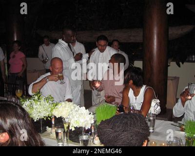 MIAMI - AOÛT 28 : (COUVERTURE EXCLUSIVE) SEAN ÒP. DiddyÓ Combs's fabuleux Dinner Party Kron Chocolatier 50 au centre commercial Aventura crée une expérience de chocolat décadente pour Puffy's House Party pour les VMA's on 28 août 2004 à Miami, Floride. Personnes : Bruce Willis, Sean Combs, Will Smith Banque D'Images