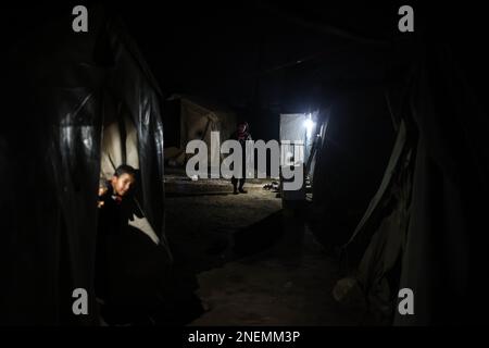 Jindres, Syrie. 16th févr. 2023. Un homme se tient dans un camp de fortune près de sa maison détruite par le tremblement de terre qui a déchiré la frontière turco-syrienne. Credit: Aras Alkharboutli/dpa/Alamy Live News Banque D'Images