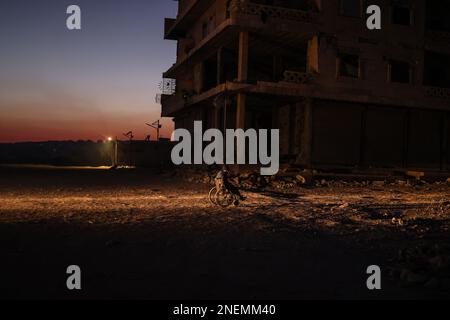 Jindres, Syrie. 16th févr. 2023. Un homme handicapé traverse une rue détruite par le tremblement de terre qui a déchiré la frontière turco-syrienne. Credit: Aras Alkharboutli/dpa/Alamy Live News Banque D'Images