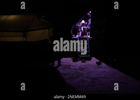 Jindres, Syrie. 16th févr. 2023. Une famille vit dans un véhicule après que sa maison ait été détruite par le tremblement de terre qui a ravagé la frontière turco-syrienne. Credit: Aras Alkharboutli/dpa/Alamy Live News Banque D'Images