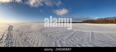 panorama neige gelée lac blanc, piste de ski, ciel bleu, jour ensoleillé, paysage Banque D'Images