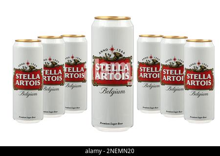 Moscou, Russie - 13 février 2023: Plusieurs boîtes de bière belge Stella Artois isolées sur fond blanc. Copier l'espace. Banque D'Images