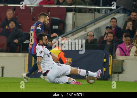 16th février 2023; Nouc Camp, Barcelone, Espagne: UEFA Europa League Play-off, 1st leg, FC Barcelona v Man United at Spotify Camp Nou; Jordi Alba et Bruno Fernandes défi pour le ballon Banque D'Images