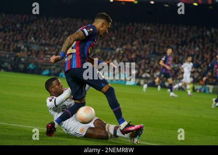 16th février 2023 ; Nouc Camp, Barcelone, Espagne : UEFA Europa League Play-off, 1st LEG, FC Barcelone v Man United à Spotify Camp Nou ; Raphinha est attaqué par Malacha de Man United Banque D'Images