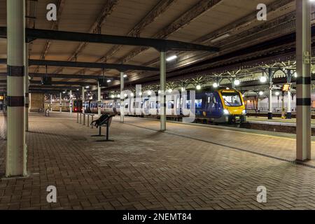 Northern Rail train diesel CAF classe 195 195132 à la gare de York, sur la ligne principale de la côte est, la nuit Banque D'Images